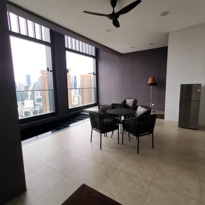 Pangsapuri Bukitbintang-klcc-pavilion-2-12pax-infinitypool-netflix-balcony-superfastinternet *